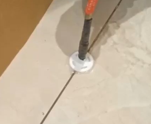 文昌瓷砖空鼓维修公司专业解答瓷砖在铺贴过程中，如果没有涂抹均匀到位的粘结材料（如水泥砂浆或瓷砖胶），可能会导致以下问题