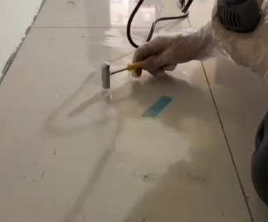 文昌瓷砖开裂维修公司专业分享瓷砖在铺贴前如果没有沥干水分，将会导致以下问题